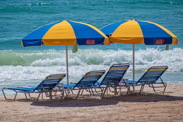 佛罗里达州代托纳海滩七月 2019 五颜六色的雨伞和沙滩椅的美丽景色 — 图库照片