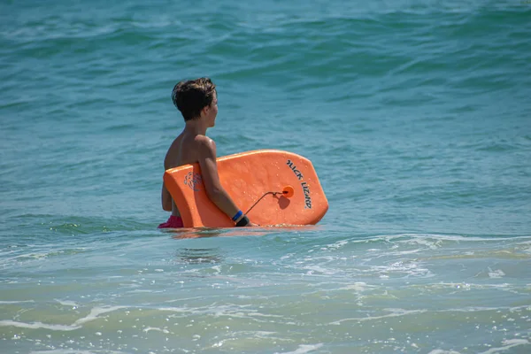 Daytona Beach Florida Juli 2019 Junge Genießt Wellen Mit Surfbrett — Stockfoto