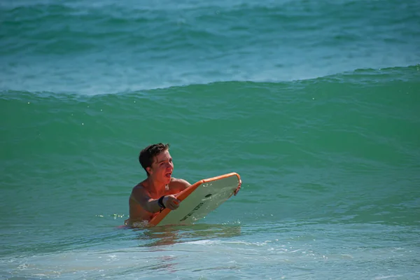 デイトナビーチフロリダ 2019 メインストリート桟橋エリア3でサーフボードで波を楽しむ少年 — ストック写真