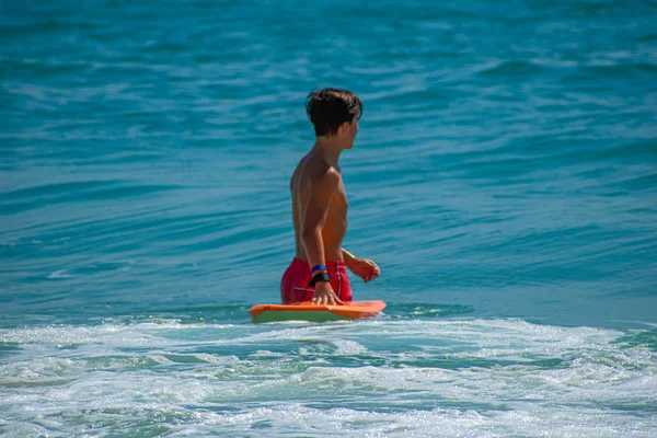 Daytona Beach Florida Julho 2019 Menino Desfrutando Ondas Com Prancha — Fotografia de Stock