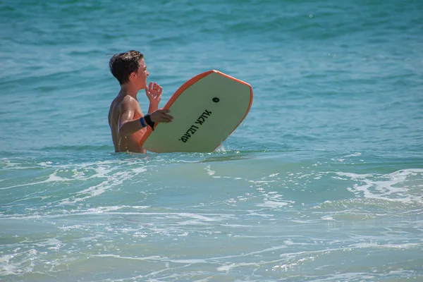 デイトナビーチフロリダ 2019 メインストリート桟橋エリアでサーフボードで波を楽しむ少年 — ストック写真