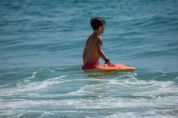 Daytona Beach Florida Julio 2019 Niño Disfrutando Olas Con Tabla — Foto de Stock
