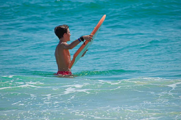 Дейтона Біч Флорида Липня 2019 Хлопчик Насолоджуючись Хвилями Дошок Серфінгу — стокове фото