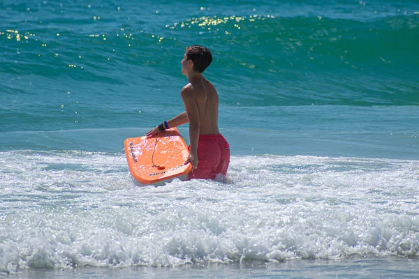 デイトナビーチフロリダ 2019 メインストリート桟橋エリア2で波を楽しんでサーフボードを持つ少年 — ストック写真