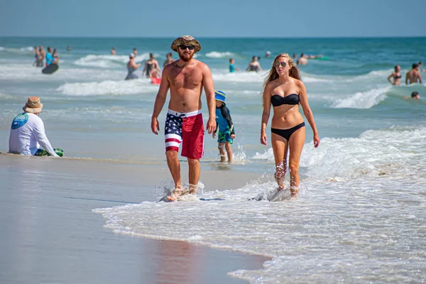 Daytona Beach Florida Juli 2019 Paar Wandelen Genieten Van Zonnige — Stockfoto