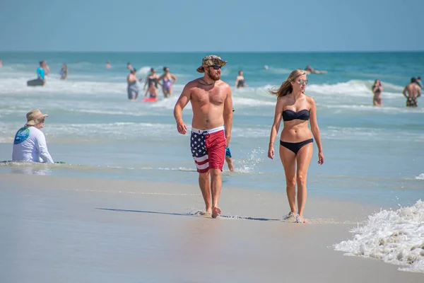 Daytona Beach Florida Juli 2019 Paar Wandelen Genieten Van Zonnige — Stockfoto