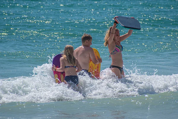 Daytona Beach Florida Július 2019 Család Szörfdeszka Élvezi Hullámok — Stock Fotó