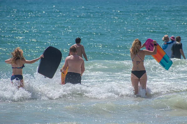 Дейтона Бич Флорида Июля 2019 Семья Доской Серфинга Наслаждается Волнами — стоковое фото