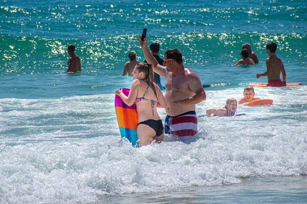 デイトナビーチフロリダ 2019 子供が波を楽しんでいる間 サーフボードを持つ父と娘 — ストック写真
