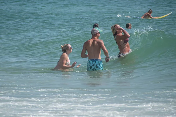 Daytona Beach Florida Julio 2019 Amigos Disfrutando Las Olas Mar —  Fotos de Stock