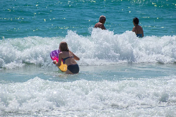 デイトナビーチフロリダ 2019年7月07日 メインストリート桟橋エリアで波を楽しむサーフボードを持つ女の子 — ストック写真