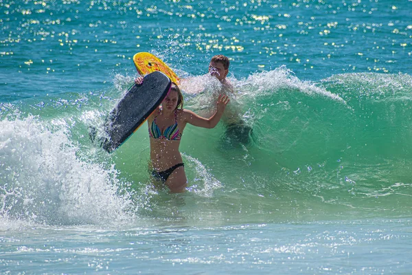 Daytona Beach Floridě Červenec 2019 Dívka Chlapec Surboard Který Užívá — Stock fotografie