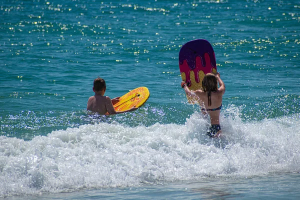 デイトナビーチフロリダ 2019 メインストリート桟橋エリアで波を楽しんでサーフボードを持つ少年と少年 — ストック写真