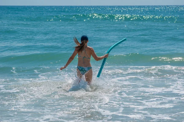 デイトナビーチフロリダ 2019 メインストリート桟橋エリアで波を楽しむ泡プールを持つ女の子 — ストック写真