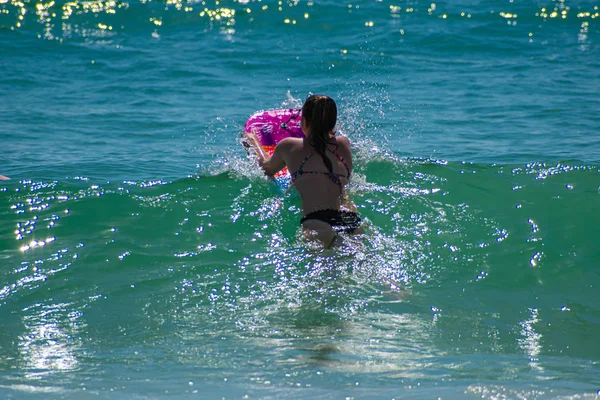 Дейтона Бич Флорида Июля 2019 Девушка Доской Серфинга Наслаждается Волнами — стоковое фото