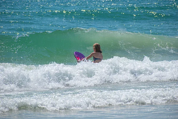 Daytona Beach Florida Juli 2019 Flicka Med Surfbräda Njuter Vågor — Stockfoto