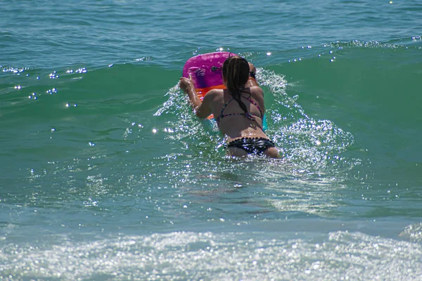 Дейтона Біч Флорида Липня 2019 Дівчина Дошки Серфінгу Насолоджуючись Хвилями — стокове фото