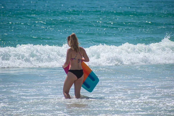 Στην Παραλία Ντειτόνα Φλόριντα Ιουλίου 2019 Κορίτσι Σανίδα Του Σερφ — Φωτογραφία Αρχείου