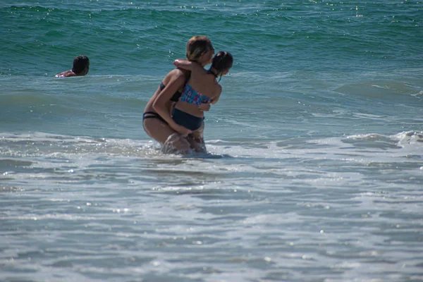デイトナビーチフロリダ 2019 母と娘は波で楽しんで遊ぶ — ストック写真