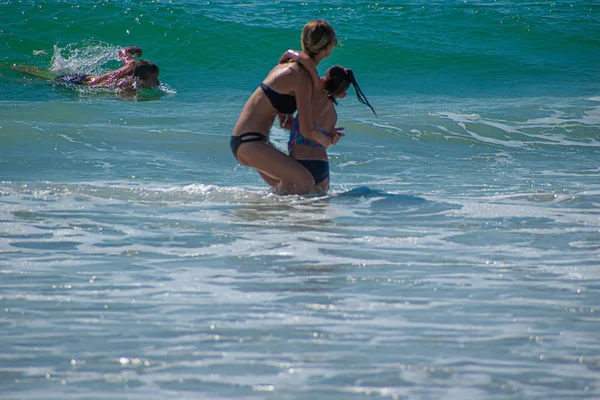 Дейтона Бич Флорида Июля 2019 Мать Дочь Наслаждаются Играют Волнами — стоковое фото