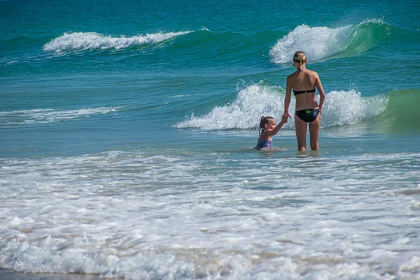 Дейтона Бич Флорида Июля 2019 Мать Дочь Наслаждаются Играют Волнами — стоковое фото