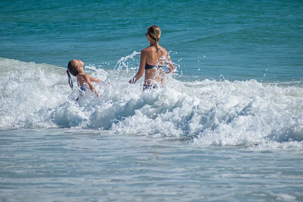 Daytona Beach Florida July 2019 Mother Daughter Enjoying Playing Waves — Stock Photo, Image