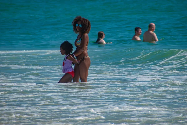 Daytona Beach Florida July 2019 Mother Daughter Enjoying Waves Green — Stock Photo, Image