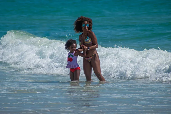 Daytona Beach Florydzie Lipiec 2019 Matka Córka Ciesząc Fale Zielony — Zdjęcie stockowe