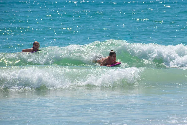 Daytona Beach Florida Julho 2019 Sisters Surfboard Enjoying Waves Main — Fotografia de Stock