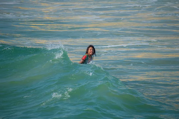 Daytona Beach Florida Július 2019 Lány Színes Ruhában Élvezi Hullámok — Stock Fotó