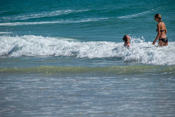 Daytona Beach Florida July 2019 Mother Daughter Enjoying Playing Waves — Stock Photo, Image