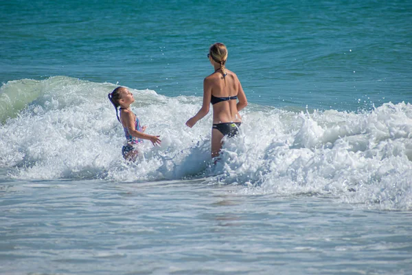 Daytona Beach Florida Juli 2019 Moeder Dochter Genieten Spelen Met — Stockfoto