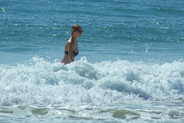 デイトナビーチ フロリダ7月 2019 母と娘は波で楽しんで遊ぶ — ストック写真