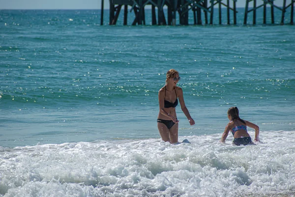 Daytona Beach Florida Julho 2019 Mãe Filha Curtindo Brincando Com — Fotografia de Stock