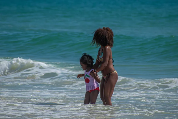 Daytona Beach Florida Julho 2019 Mãe Filha Desfrutando Ondas Mar — Fotografia de Stock