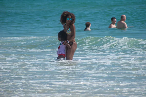 Daytona Beach Florida Juli 2019 Moeder Dochter Genieten Van Golven — Stockfoto