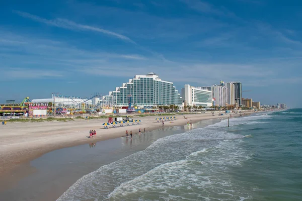 Daytona Plajı, Florida. 06 Temmuz 2019 Hilton Ocean Front ve Daytona Beach üzerinde Boardwalk panoramik görünümü..