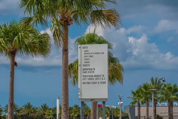 代托纳 佛罗里达州2019年7月18日 代托纳国际赛道 的门牌和棕榈树的顶视图 — 图库照片