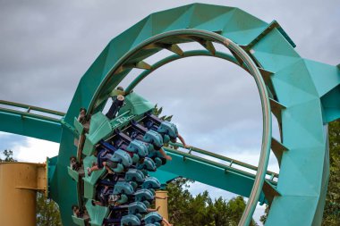 Orlando, Florida 'da. 25 Temmuz 2019. İnsanlar SeaWorld 3 ' de eğlenceli şaşırtıcı Kraken Rollercoaster sahip