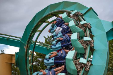 Orlando, Florida 'da. 25 Temmuz 2019. İnsanlar SeaWorld 4 ' de eğlenceli şaşırtıcı Kraken Rollercoaster sahip