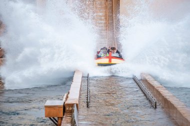 Orlando, Florida 'da. 25 Temmuz 2019. İnsanlar eğlenceli seyahat Atlantis, SeaWorld 10 de muhteşem sıçrama ile