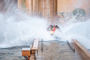 Orlando, Florida 'da. 25 Temmuz 2019. İnsanlar eğlenceli seyahat Atlantis, SeaWorld 11 de muhteşem sıçrama ile