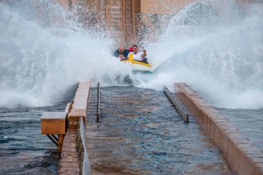 Orlando, Florida 'da. 25 Temmuz 2019. İnsanlar eğlenceli seyahat Atlantis, SeaWorld 15 de muhteşem sıçrama ile.