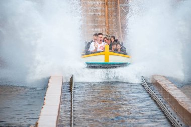 Orlando, Florida 'da. 25 Temmuz 2019. İnsanlar eğlenceli seyahat Atlantis, SeaWorld 23 de muhteşem sıçrama ile
