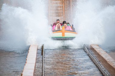 Orlando, Florida 'da. 25 Temmuz 2019. İnsanlar eğlenceli seyahat Atlantis, SeaWorld 28 de muhteşem sıçrama ile