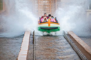 Orlando, Florida 'da. 25 Temmuz 2019. İnsanlar eğlenceli seyahat Atlantis, SeaWorld 27 de muhteşem sıçrama ile