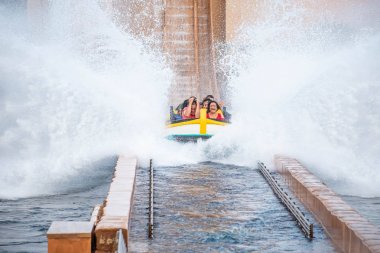 Orlando, Florida 'da. 25 Temmuz 2019. İnsanlar eğlenceli seyahat Atlantis, SeaWorld 36 de muhteşem sıçrama ile.