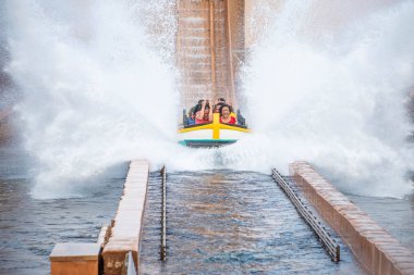 Orlando, Florida 'da. 25 Temmuz 2019. İnsanlar eğlenceli seyahat Atlantis, SeaWorld 35 de muhteşem sıçrama ile.