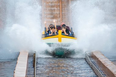 Orlando, Florida 'da. 25 Temmuz 2019. İnsanlar eğlenceli seyahat Atlantis, SeaWorld 41 de muhteşem sıçrama ile