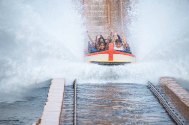 Orlando, Florida 'da. 25 Temmuz 2019. İnsanlar eğlenceli seyahat Atlantis, SeaWorld 48 de muhteşem sıçrama ile.